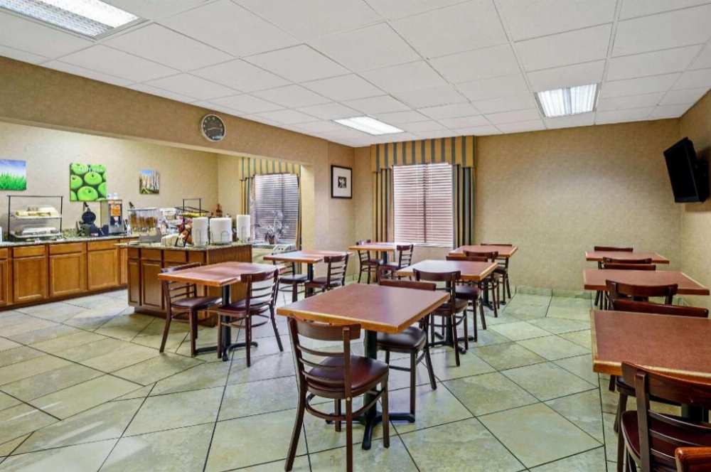 La Quinta Inn & Suites by Wyndham Maingate Fort Jackson