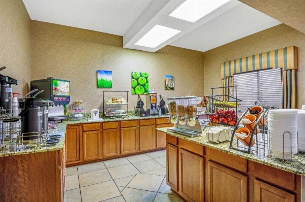 La Quinta Inn & Suites by Wyndham Maingate Fort Jackson image 12