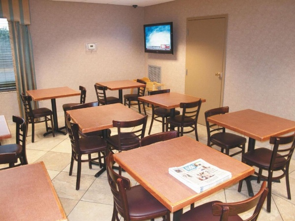 La Quinta Inn & Suites by Wyndham Maingate Fort Jackson image 16
