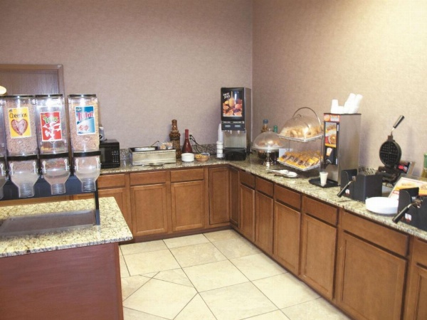 La Quinta Inn & Suites by Wyndham Maingate Fort Jackson image 17