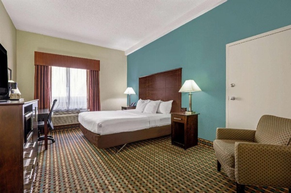La Quinta Inn & Suites by Wyndham Maingate Fort Jackson image 27