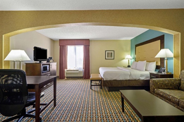 La Quinta Inn & Suites by Wyndham Maingate Fort Jackson image 29